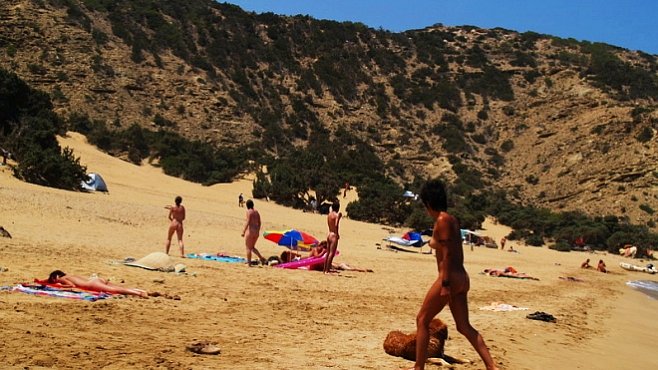 Fenomén nudismu: Jeden den s kmenem civilizovaných naháčů na pláži Sarakinikó 