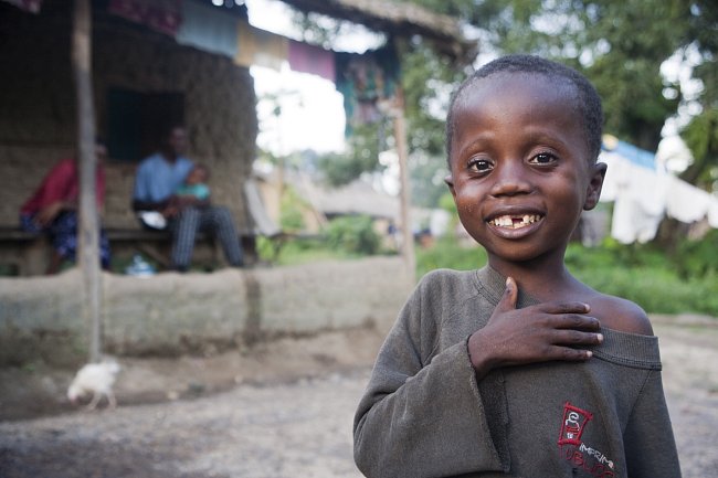 Úsměv z tváří nezmizel. Kupodivu. (Mambudu, Sierra Leone)