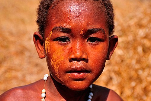 Na Madagaskaru si ženy a dívky rády krášlí svůj obličej speciálním krémem z kůry.