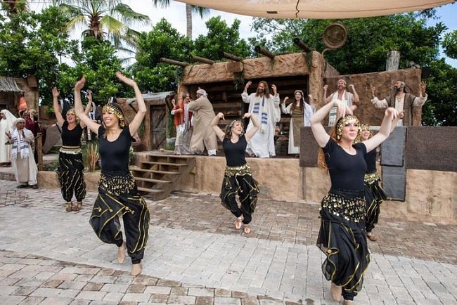 V parku Holy Land Experience (Zážitek ze Svaté země) přehrávají řadu krátkých představení ze života Ježíše. Mnozí vystupující jsou profesionální tanečníci a herci.