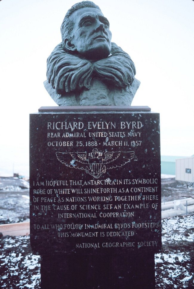 Byrdova socha na největší americké antarktické základně Mc Murdo. 