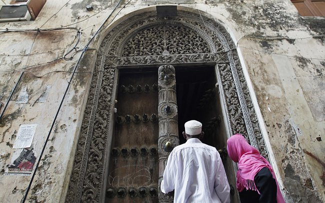 Muslimští věřící vstupují do svatyně během ramadánu na ostrově Zanzibar