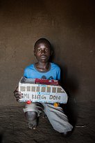 Třináctiletý Isaak Lemi, který žije po útěku z Jižního Súdánu v Ugandě, drží autobus, hračku, kterou si vyrobil z krabice s dary od Světového potravinového programu. Tradičních hraček je v Bidi Bidi málo, a tak si děti vytvářejí své vlastní.