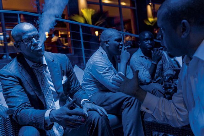 Mladí podnikatelé z Cigar Clubu v Lagosu, kteří patří k rychle rostoucí lagoské vyšší třídě, si vychutnávají chvíli odpočinku v jednom hotelu na ostrově Victoria.