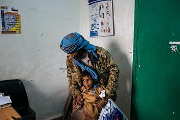 Rasheed al Suwaidy ukazuje urologovi píštěl na břiše svého syna Mohammada. Ten má kvůli ní potíže s močením a často si potřísní šaty, ale Rasheed si nemůže dovolit zaplatit chirurgický zákrok, který by synův problém vyřešil.