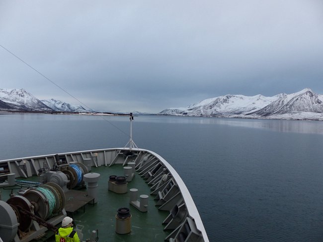 Na palubě lodi Hurtigruten mezi Tromsø a Svolvær poblíž úžiny Raftsundet. Norsko, leden 2015.