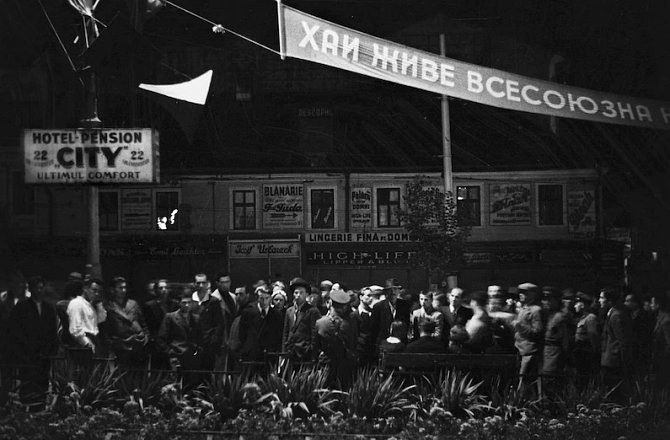 Řečník promlouvá k davu v západoukrajinském městě Černovice během „sjednocení“ v listopadu 1939. Několik týdnů před touto událostí vtrhly německé a sovětské oddíly do Polska a připojily západní Ukrajinu k sovětské Ukrajině.