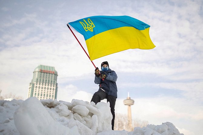 Začátkem roku 2022, když vzrostla hrozba ruské invaze na Ukrajinu, se ve světě začaly objevovat nepočetné protesty proti válce. Snímek pořízený na konci ledna zachycuje chlapce mávajícího ukrajinskou vlajkou na manifestaci u Niagarských vodopádů v Kanadě.