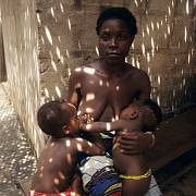 Matka (otrokyně fetiše) se dvěma dětmi před jejich domovem v ghanské provincii Volo.