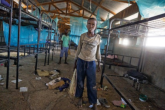 Žáci čistí ubytovny ve vládní škole u Komote. Mnoho dětí u jezera Turkana nyní chodí do základní školy, ale vinou nedostatečného rozvoje oblasti je očekává jen málo pracovních příležitostí, nepočítáme-li pastevectví a rybářství.