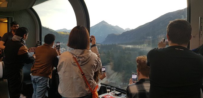 Cesta švýcarským vlakem pod horami a ledovci je oblíbenou atrakcí turistů.
