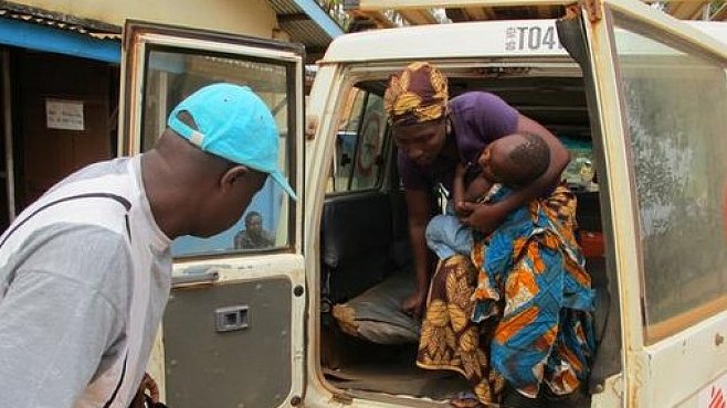 Lékaři bez hranic: Den se sanitkou v Sierra Leone. Příběh muže,  který zachraňuje lidské životy