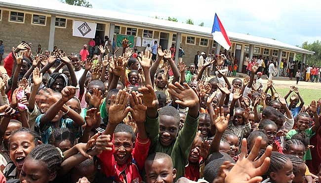 Pomoc, která má smysl: Češi staví v Africe školy