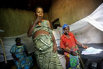 Častými klientkami zdravotnických center jsou kromě dětí i těhotné matky. Lékaři ve středisku Kagela Gela budoucí matky váží a měří jim tlak. 