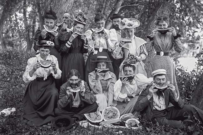 Na této fotografii z lesní procházky ve státě Maine, pořízené v roce 1894, se melounové řezy podobají hodně širokým úšklebkům. Středověké lovecké hostiny a renesanční bankety pod širým nebem přecházely piknikům, které si po průmyslové revoluci získaly obl