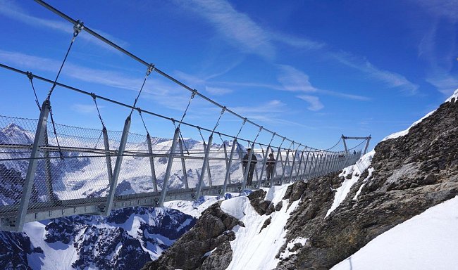 Titlis Cliff Walk, švýcarské Alpy: Nejvýše položený visutý most v Evropě v nadmořské výšce 3000 metrů, který je pouze 91 cm široký a vede nad 500 metrů hlubokou propastí..