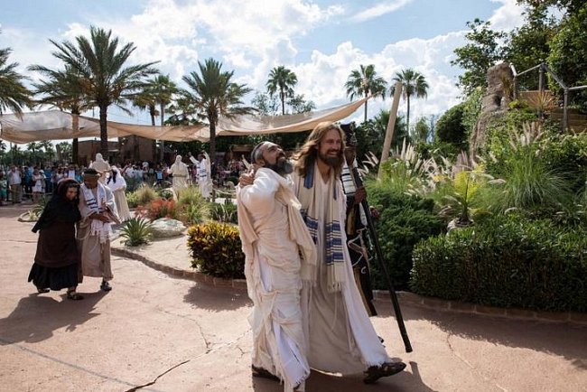 Job a další herec procházejí parkem Holy Land Experience (Zážitek ze Svaté země), který byl vybudován, aby připomínal starý Jeruzalém.