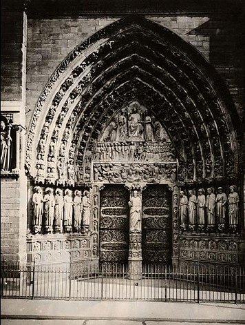 Kamenná výzdoba portálu Posledního soudu katedrály Notre Dame znázorňuje mrtvé plazící se k archandělu Michaelovi. Byla vytesána kolem roku 1220 a představuje scény z Matoušova evangelia.