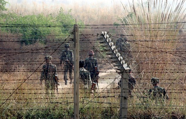 Indičtí vojáci hlídkují poblíž hranice s Pákistánem. Oblast Kašmíru je rozdělena hned na třikrát - mezi Indii, Pákistán a Čínu. 