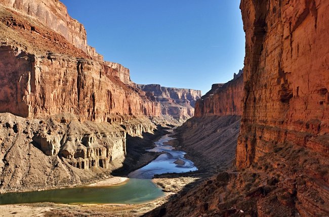 Raftový průvodce Tomáš Mähring vás vezme na cestu dlouhou 450 km Grand Canyonem po Colorado River.