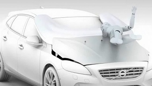 VIDEO: První airbag pro chodce. Bude ho mít auto, kterého bude myslet za řidiče