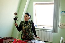 Ljubov Lavrenťjevová, která vyhání zlé duchy malým bubínkem, ve své pracovně v Irkutsku (Rusko) zažehnává záchvaty a poskytuje pomoc nemocným. Šamanismus prodělává v postkomunistické éře obrození. 