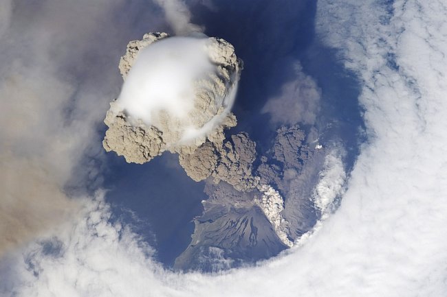 Aktivní stratovulkán Sarychev (mezi kamčatkou a japonským ostrovem Hokkaido) se začal probouzet k životu v polovině roku 2009.