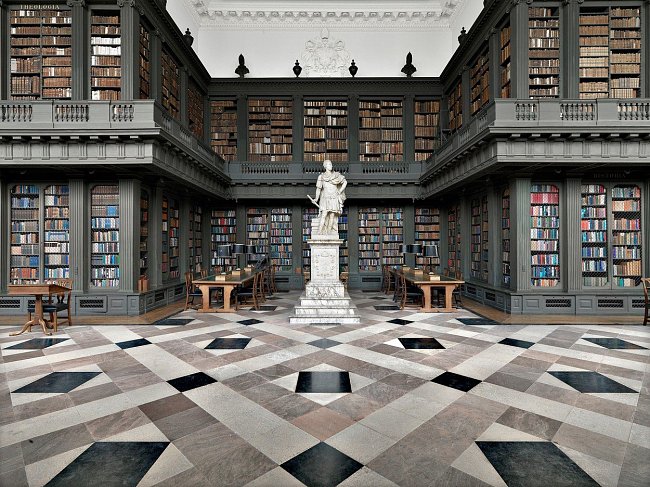 Knihovna Codrington je součástí Oxfordské univerzity a mají do ní přístup všichni členové univerzity. Nicholas Hawksmoor s jejím návrhem začal v roce 1716. Obsahuje kolem 185 000 knih a rukopisů, které lákají odborníky z celého světa.