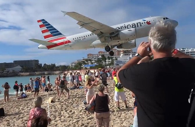 Letadlo přistává nad pláží Maho