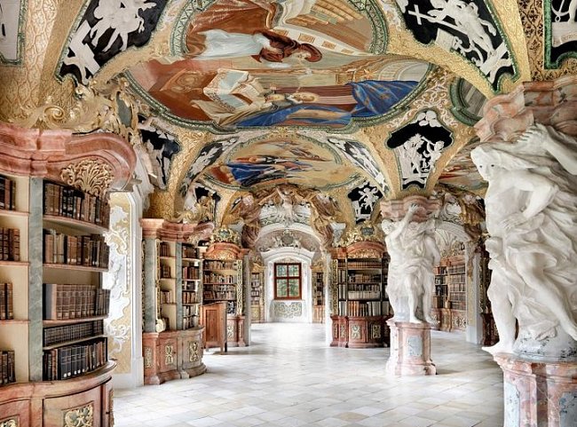 Bibliothek der Benediktinerabtei, Metten, Německo: Knihovna opatství Metten, je považovaná za jednu z nejkrásnějších na světě. Fondy obsahují 150 000 svazků teologických, historických a filozofických spisů a je otevřená pro skupinové prohlídky.