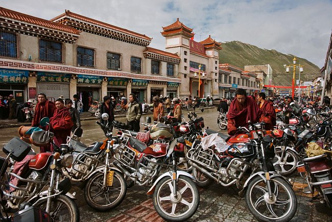 Šeršül je díky rostoucímu obchodu s jarca günbu na vzestupu. Mnozí tibetští sběrači dorazí do městečka na motocyklech, za které zaplatili ze zisku.