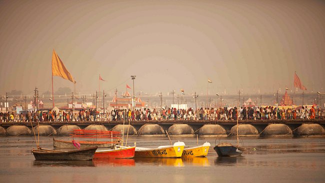 Každých 12 let se Hinduisté z celého světa soustředí k Sangamu v indickém Allahabádu, kde se stékají řeky Ganga, Yamuna a mýtická Saraswati. 