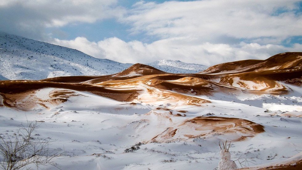 Největší poušť světa pokryla poblíž alžírského města Ain Sefra místy až 40centimetrová vrstva sněhu. Zdejší obyvatelé zažili za posledních 37 let teprve třetí sněhovou nadílku, a tak zatímco doprava zcela zkolabovala, děti si užívaly stavění sněhuláků.