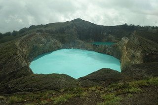 Kelimutu je sopka na ostrově Flores. Ve svém kráteru skrývá tři různě barevná jezera.