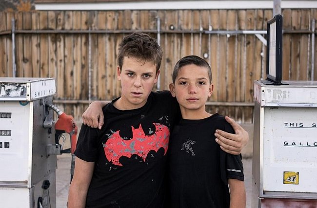 Anthony Liverani a Jacob Sanford, oba dvanáctiletí, žijí ve městě Ely v Nevadě. Jdou si vypůjčit DVD, aby si ho večer přehráli, a rádi si hrají s kamarády a se psy.