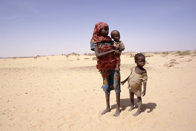 Súdánci jsou na málo vody zvyklí; hlavně v poušti, a ta se rozkládá na většině území. 
