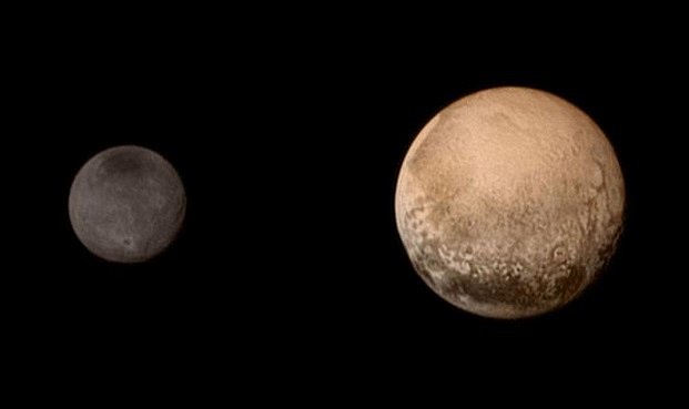 Při svém posledním přiblížení zaslala 11. července 2015 sonda New Horizons domů tento obraz. Povrchové rysy na Plutu jsou v tomto okamžiku zřetelnější, jsou vidět známky kráterů a oblasti ve tvaru mnohoúhelníku, které vybízejí k zamyšlení. Co vidíte?