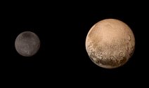 Při svém posledním přiblížení zaslala 11. července 2015 sonda New Horizons domů tento obraz. Povrchové rysy na Plutu jsou v tomto okamžiku zřetelnější, jsou vidět známky kráterů a oblasti ve tvaru mnohoúhelníku, které vybízejí k zamyšlení. Co vidíte?