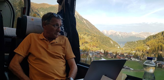 Vysocí manažeři jezdí ve Švýcarsku vlakem na krátké i delší vzdálenosti. Otevřou počítač a mají třeba dvě hodiny klid na práci.