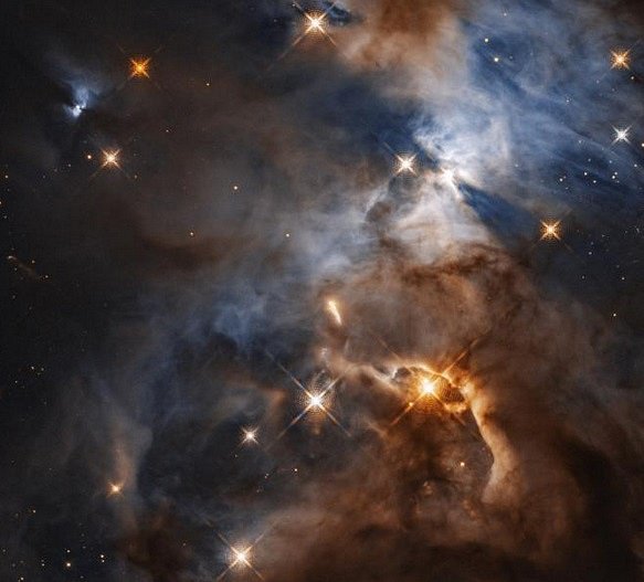Uvnitř mlhoviny Serpens, vzdálené 1 300 světelných let, vrhá prachový disk kolem hvězdy HBC 672 podivuhodný stín, který v pravé horní části tohoto snímku vypadá jako negativ světelných kuželů majáku.