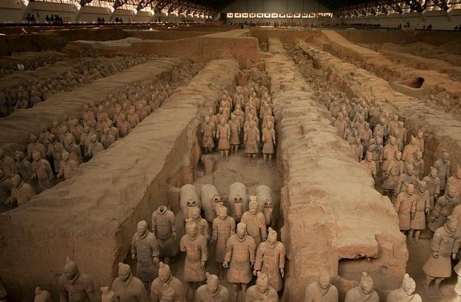 Tisíce terakotových válečníků a koní v životní velikosti stojí na stráži u hrobky císaře Čchin Š’-chuang-ti poblíž čínského města Si-an. Sochy nalezla skupina zemědělců v roce 1974.