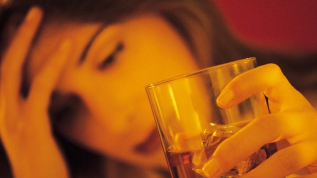 Alkoholismus mezi pohlavími: Muži po svatbě pijí méně, ženy více