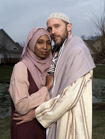 Kamilah Munirah Bollingová a Adil Justin Cole stojí před svým domem ve Farmington Hills v Michiganu. Z článku „Nepochopení muslimové v Americe“ (vyšlo v americkém vydání NG), květen 2018