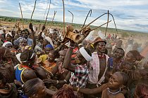 Muži z kmene Daasanach, mávající biči, holemi a tradičními sedátky, někteří ozdobení pštrosími pery, si při slavnosti setkávání dvojic v Ileretu v tanci razí cestu do houfu potenciálních manželek.
