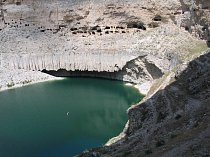 Jezero Çıralı obruk. Obruk je místo, kde z důvodu podzemního pohybu hornin došlo k vytvoření prázdného dómu, jemuž se následně propadl strop. Některé obruky navíc zaplavila podzemní voda, takže na jej