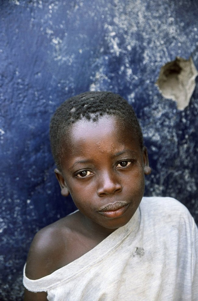 Chlapec ze Sierry Leony v uprchlickém táboře v Guiney.