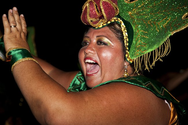 Malá mexická vesnice náhle oživne hlukem bubínků, trumpet a jiných nástrojů, které doprovázejí bujaré karnevalové procesí vyšňořených místních. 