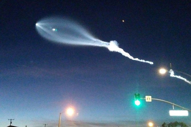 Start rakety Falcon 9 americké společnosti SpaceX doprovázela mimořádná podívaná. Raketa, která vynesla na oběžnou dráhu kolem Země 10 satelitů Iridium NEXT, za sebou na obloze zanechala jasnou kouřovou stopu. Mnozí to považovali za UFO či práci filmařů.