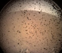Šest minut po přistání přišel první snímek z povrchu Marsu.