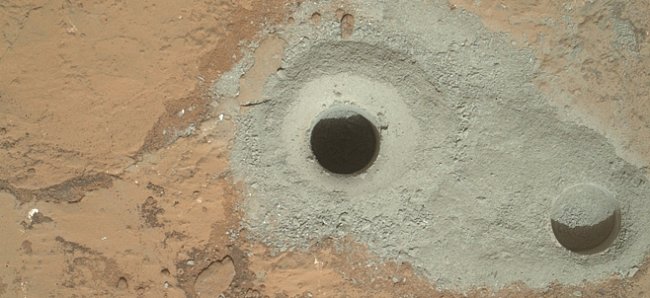VIDEO: Curiosity se zavrtala pod zem. Vzorek bude zkoumat nejmodernější planetární robot